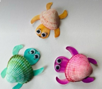 Craft made with watercolored paper and seashells